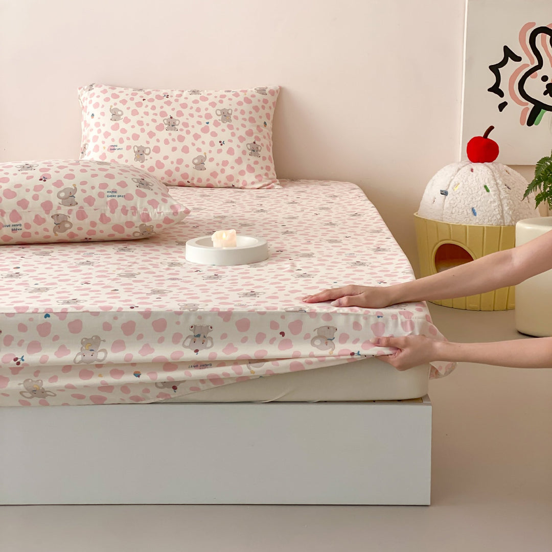 Children's fitted sheet with elastic all-around hem and cute dog print
