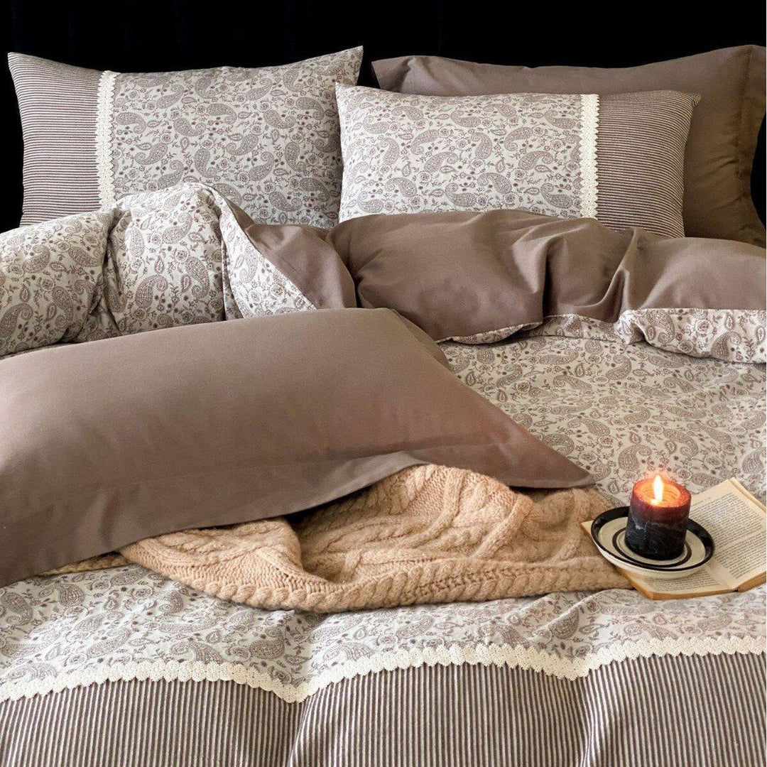 Cotton percale duvet cover set with paisley print, reversible function and lace border