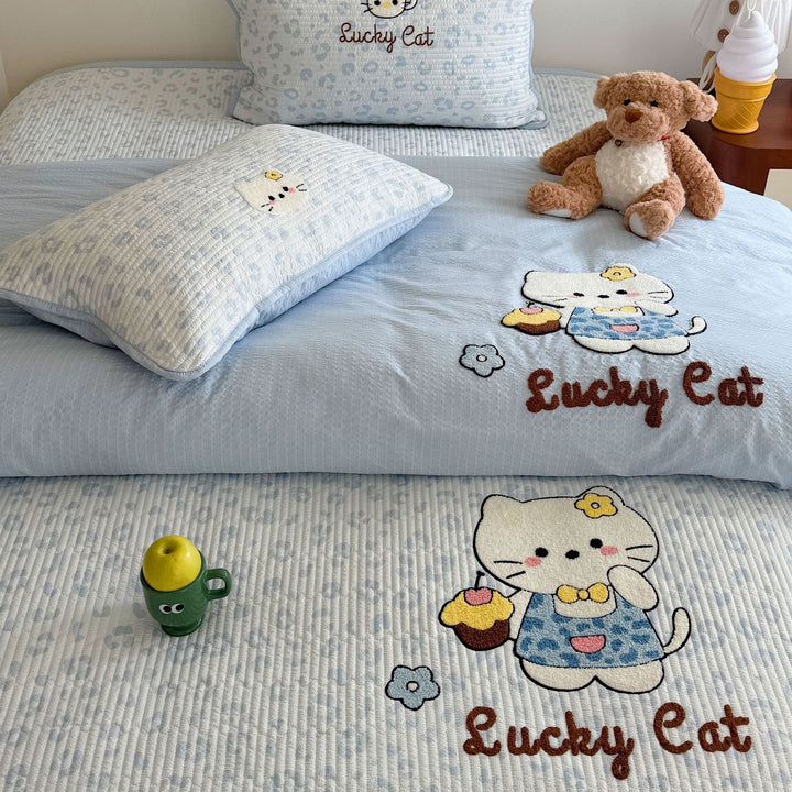 Children's Quilted Bedding Set with Appliqué Animal Motifs and Reversible Plaid Comforter