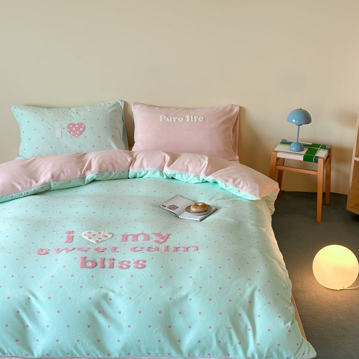 Playful bedding set made of soft cotton satin with embroidered letter appliqués
