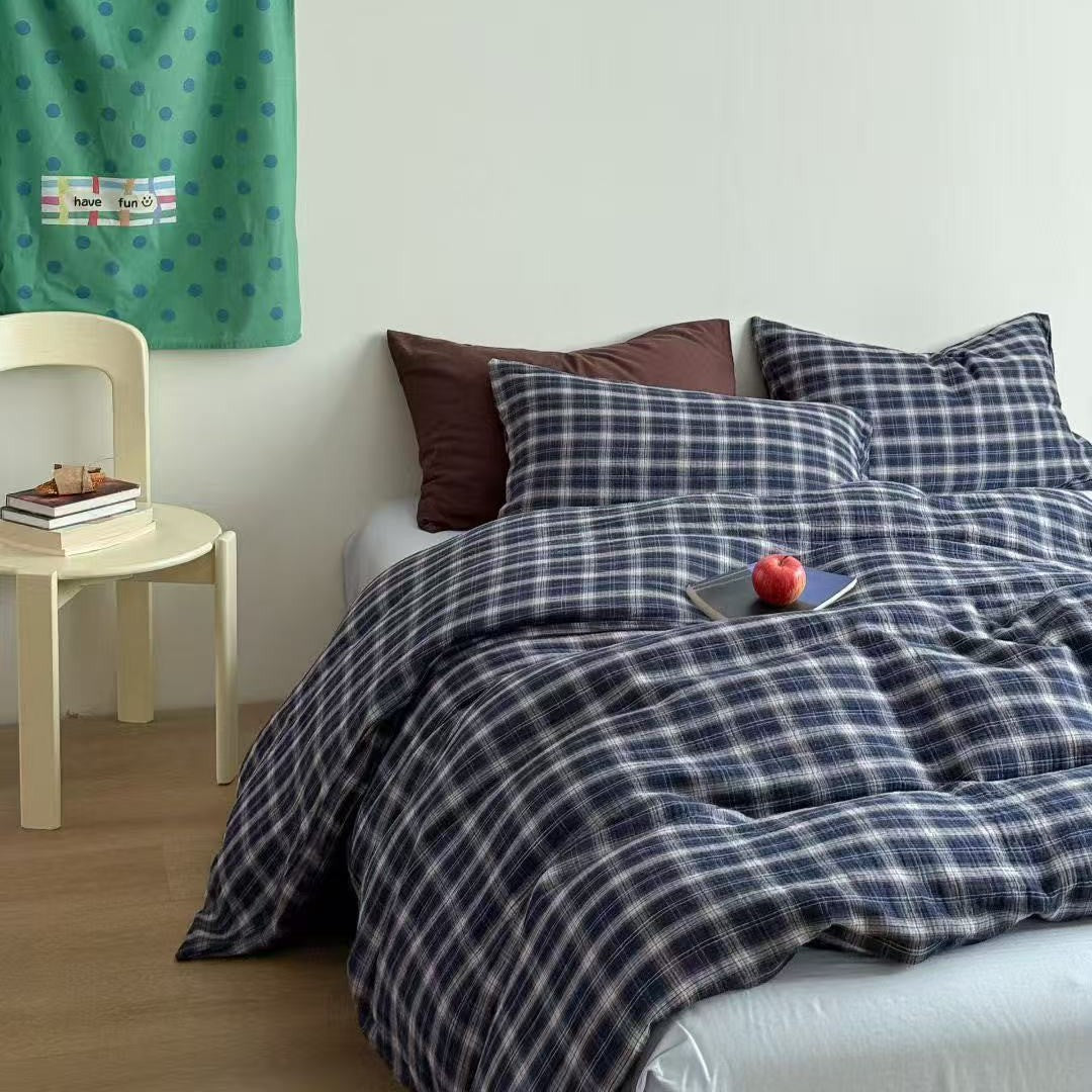 Light checkered pattern bedding set made of cotton muslin with a soft surface