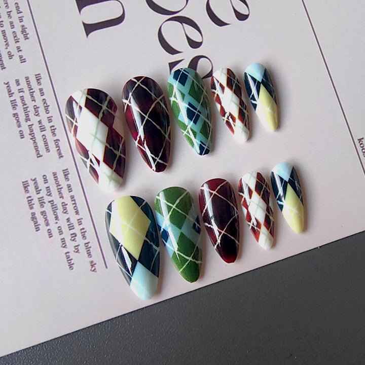 Artificial nails in elegant check pattern Stornfield