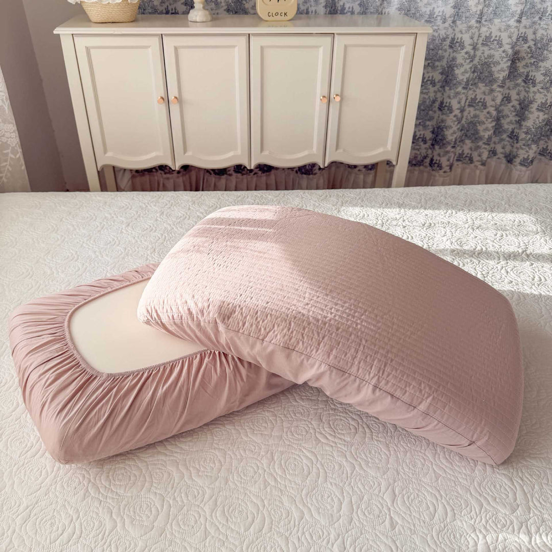 Bedding set with quilted pillowcase and elastic fitted sheet