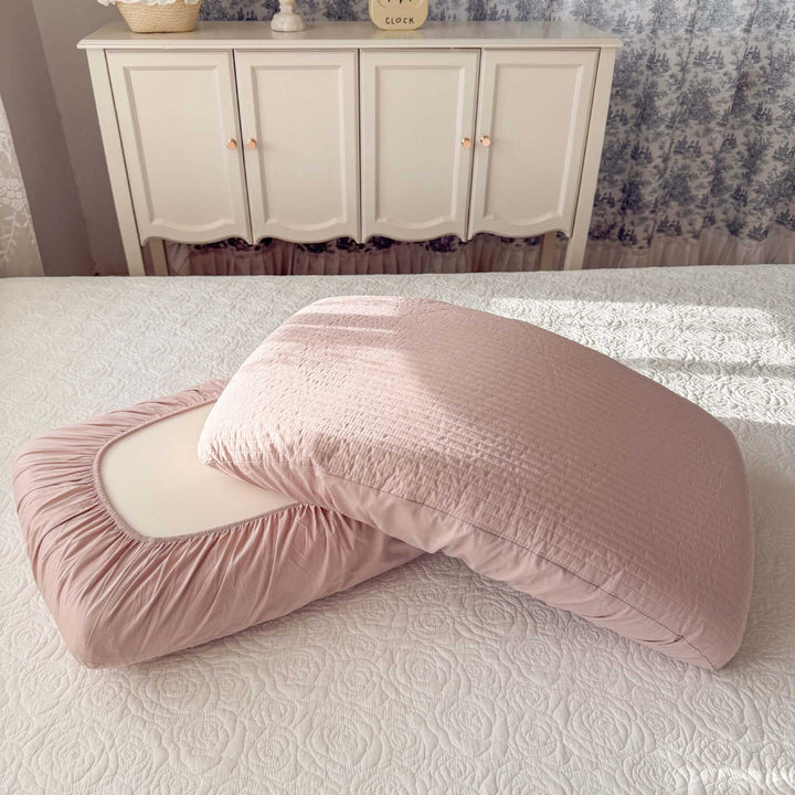 Bedding set with quilted pillowcase and elastic fitted sheet