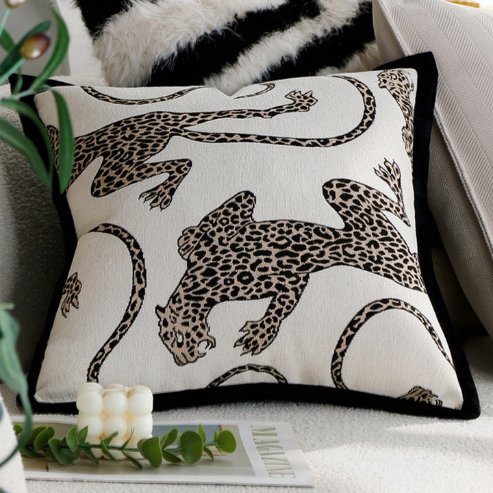Decorative pillow with luxurious plush knit