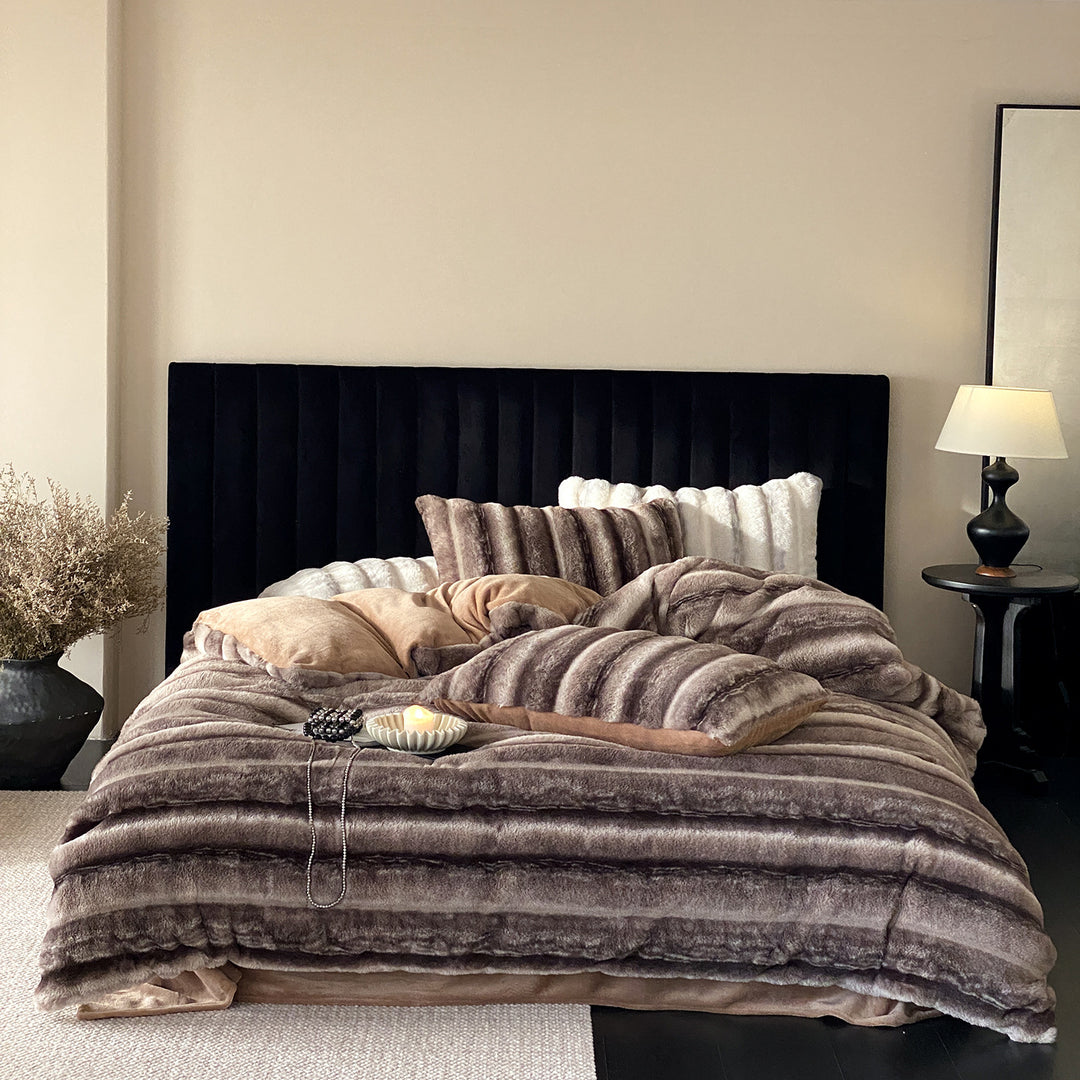 High-pile cuddle duvet cover set made of faux fur with fine striped texture