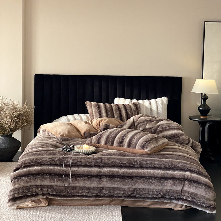 High-pile cuddle duvet cover set made of faux fur with fine striped texture