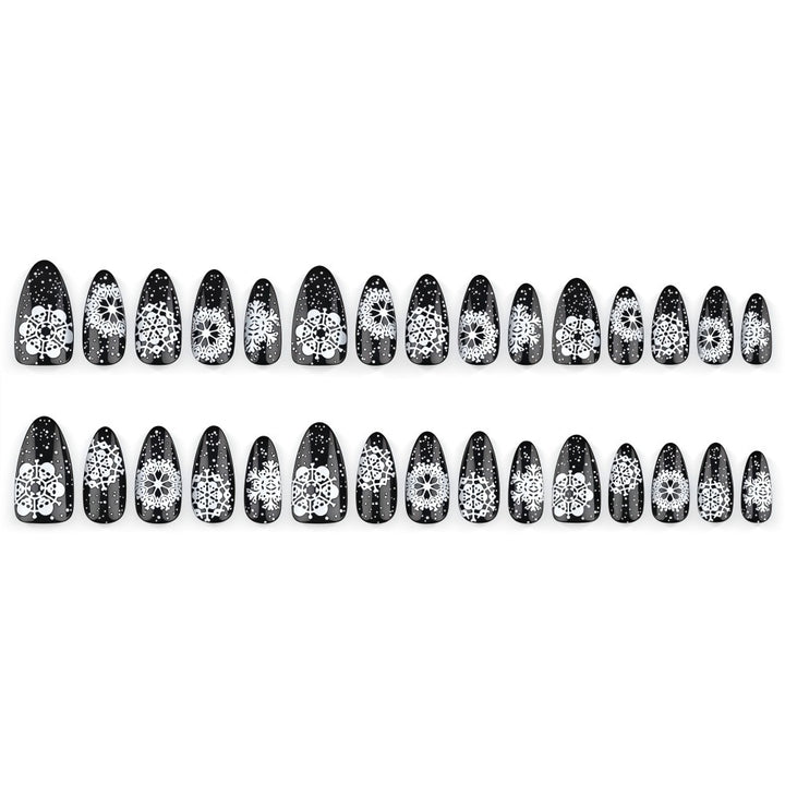 Artificial nails in a unique winter design with snow and reindeer motifs Stornfield