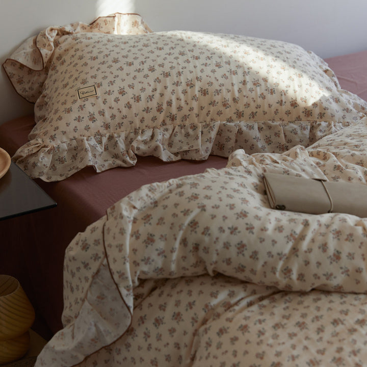 Romantic ruffle bedding set made of cotton percale with vintage floral print