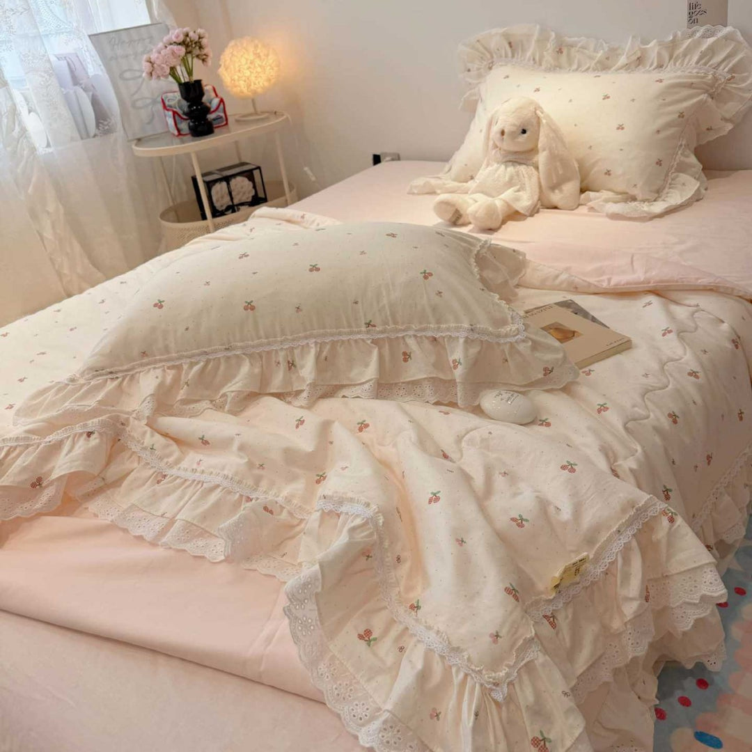 Quilted bedspread with ruffle and lace trim made of cotton blend
