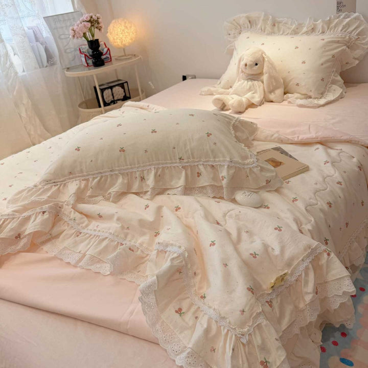 Quilted bedspread with ruffle and lace trim made of cotton blend