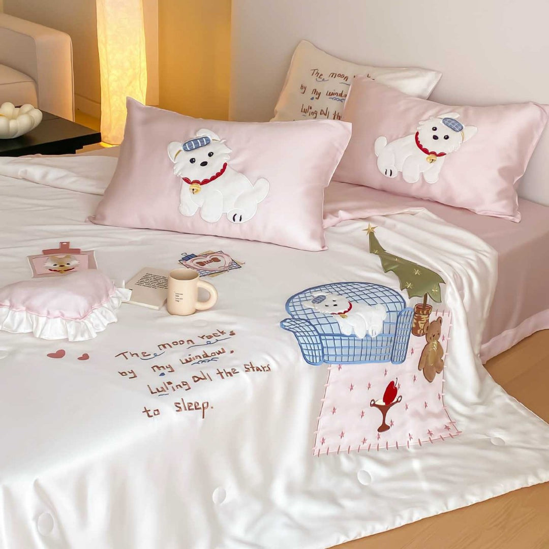 Bedding set made of cotton satin with embroidered dog appliqués and patchwork designs