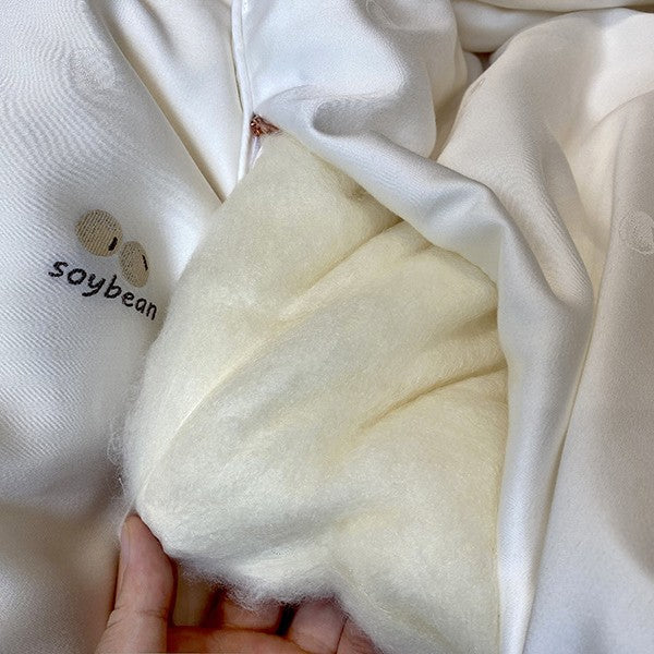 Luxurious satin quilt with lightweight filling and silky smooth feel