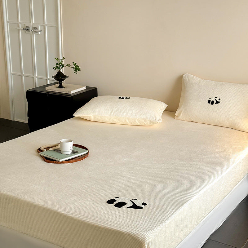 Elastic fitted sheet set made of waffle pique with embroidered panda applique