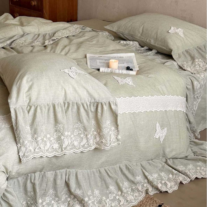 Romantic linen-look bedding set with lace trim and butterfly applique