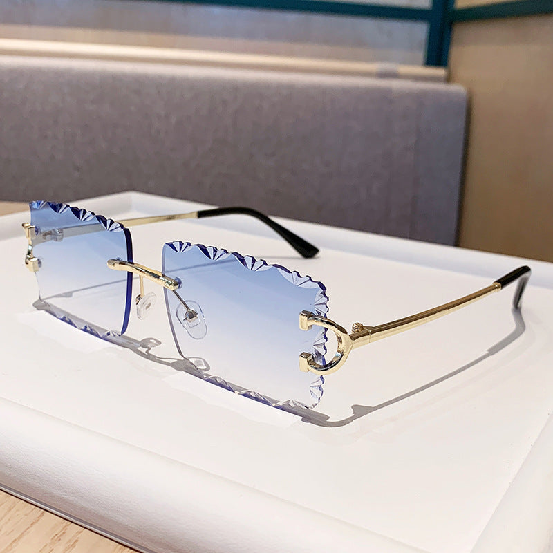 Ladies fashionable sunglasses with playful frame Stornfield