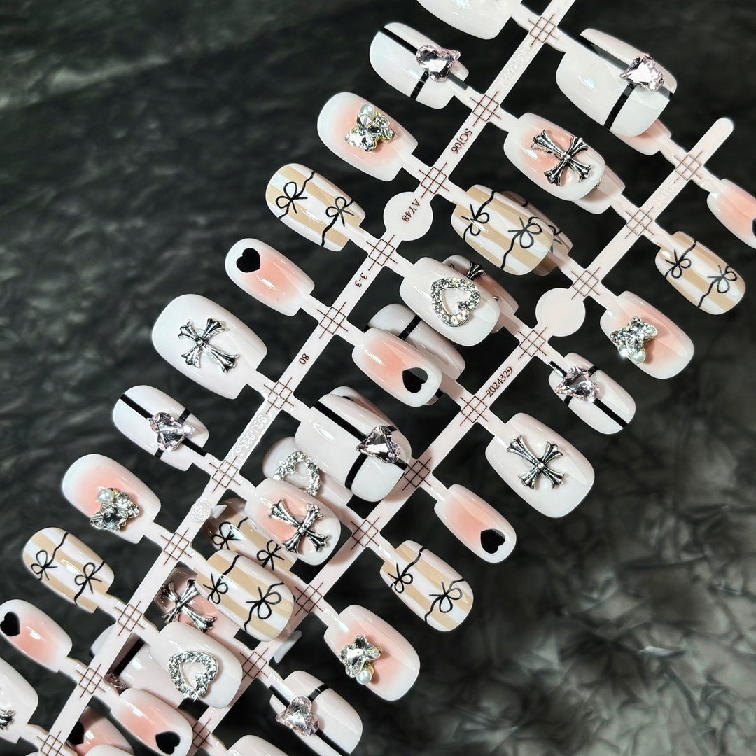 Glamorous Press-On Nail Set with Stylish Embellishments