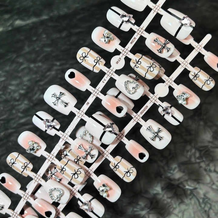 Glamorous Press-On Nail Set with Stylish Embellishments