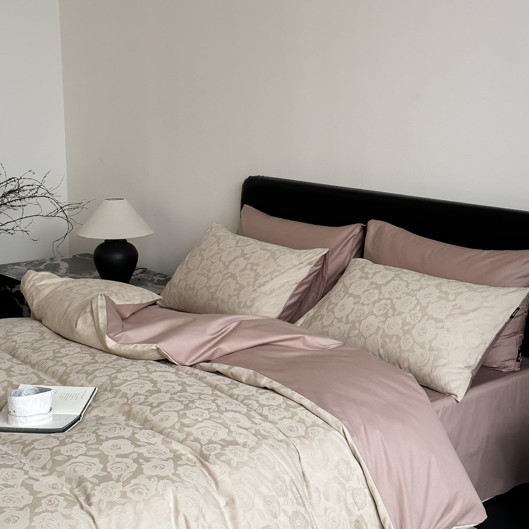 Reversible bed linen set made of cotton satin with fine jacquard structure