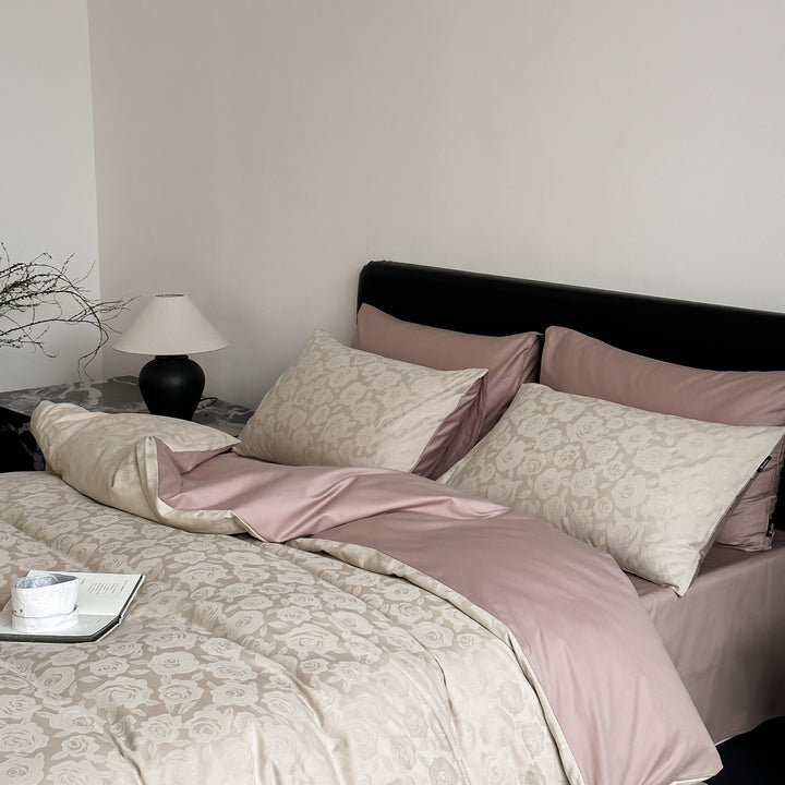 Reversible bed linen set made of cotton satin with fine jacquard structure