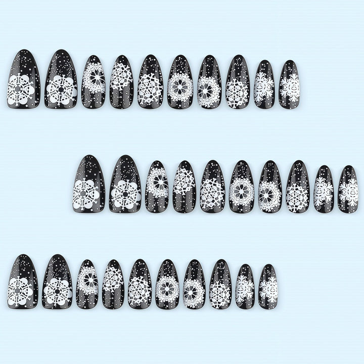 Artificial nails in a unique winter design with snow and reindeer motifs Stornfield