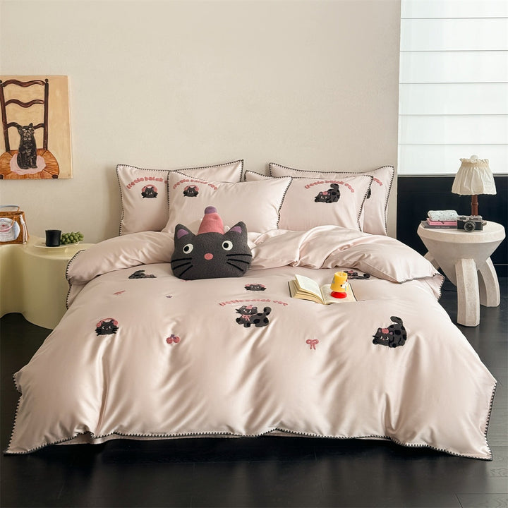 Children's bedding set made of cotton satin with embroidered animal appliqués and delicate piping