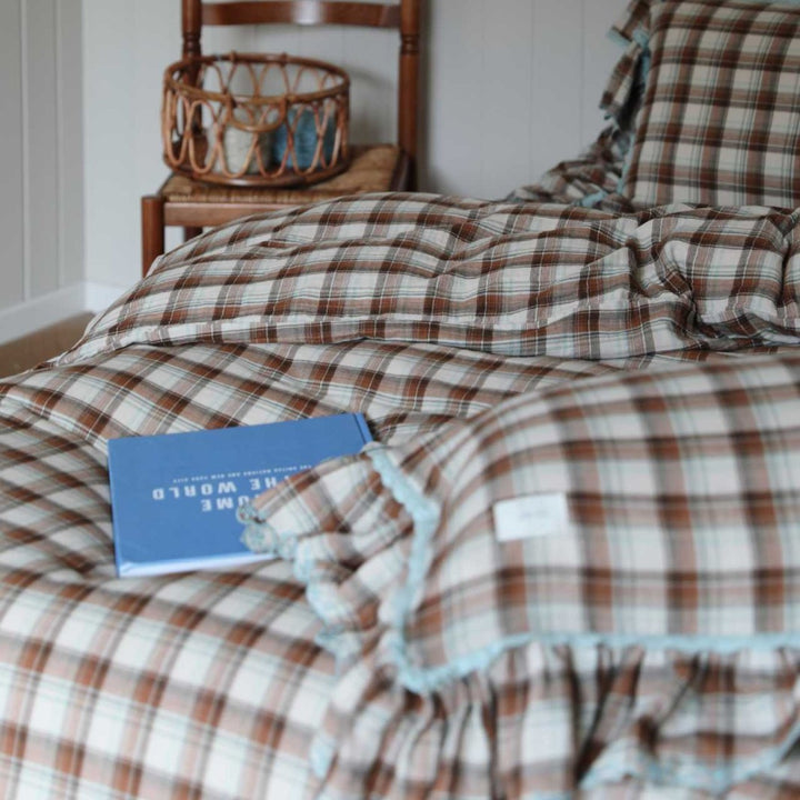 Checked cozy bed linen set made of brushed cotton flannel with ruffle hem