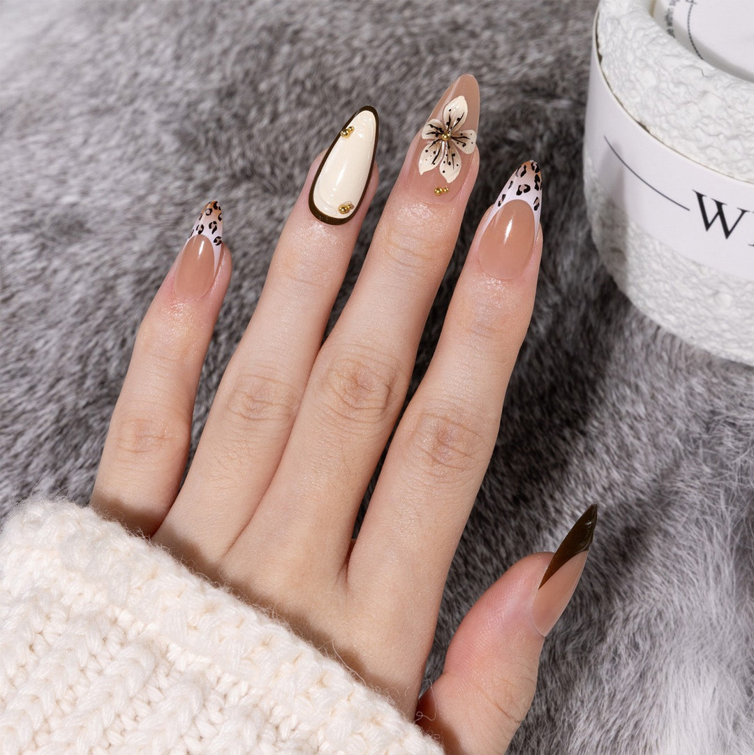 Artful nail art with floral accents Stornfield