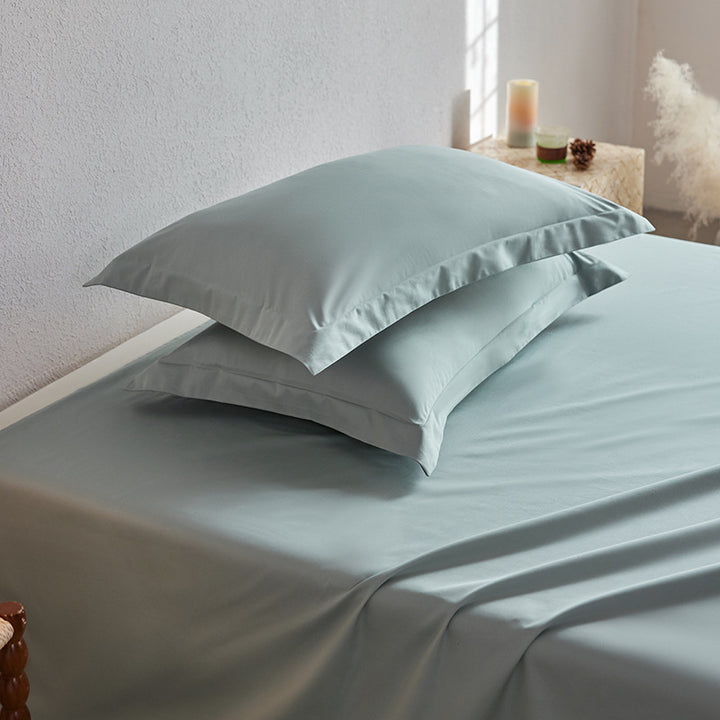 Premium pillowcase and fitted sheet set made of cotton percale with hotel edge