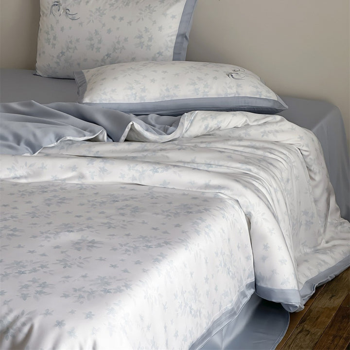 High-quality cotton satin bed set with delicate flower print and fine piping edge