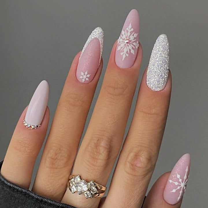 Nail set with wintry snowflake design Stornfield