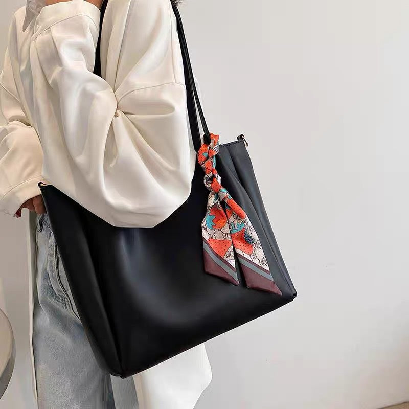 Modern Handbag with Adjustable Shoulder Strap Stornfield