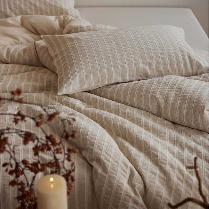 Padded futon cushion made of cotton-linen with fine quilting