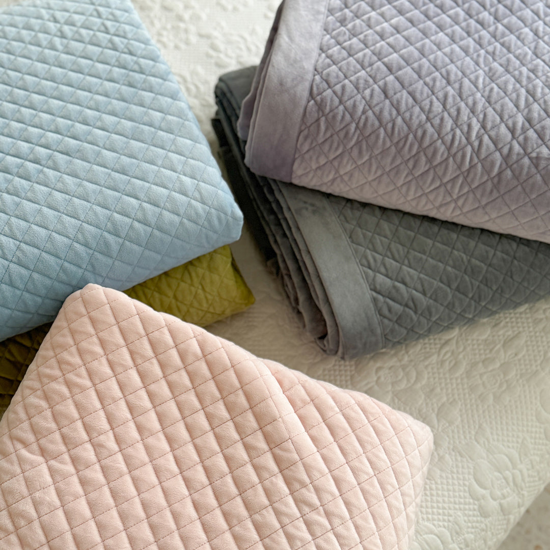 Diamond-Quilted Bedspread and Pillow Sham Set