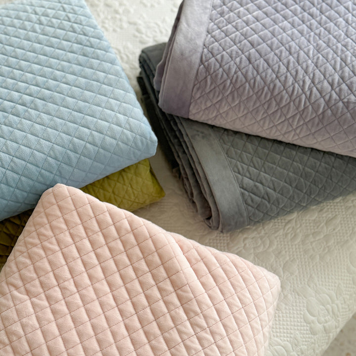 Diamond-Quilted Bedspread and Pillow Sham Set