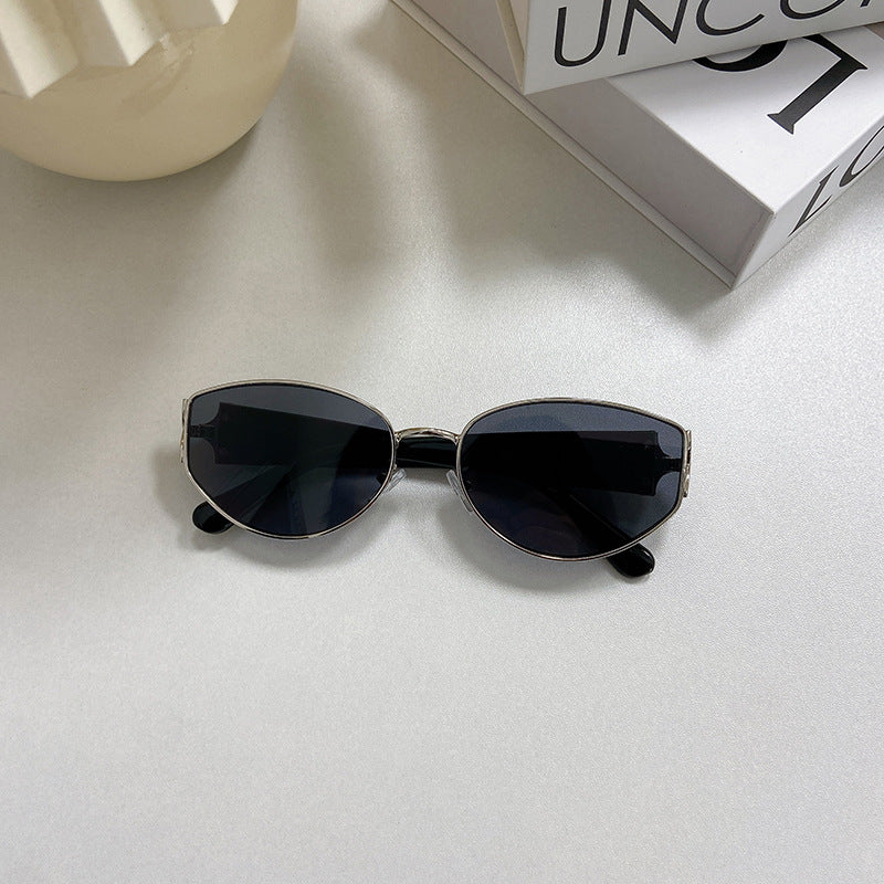 Fashionable Cat-Eye Sunglasses with Golden Frame Stornfield