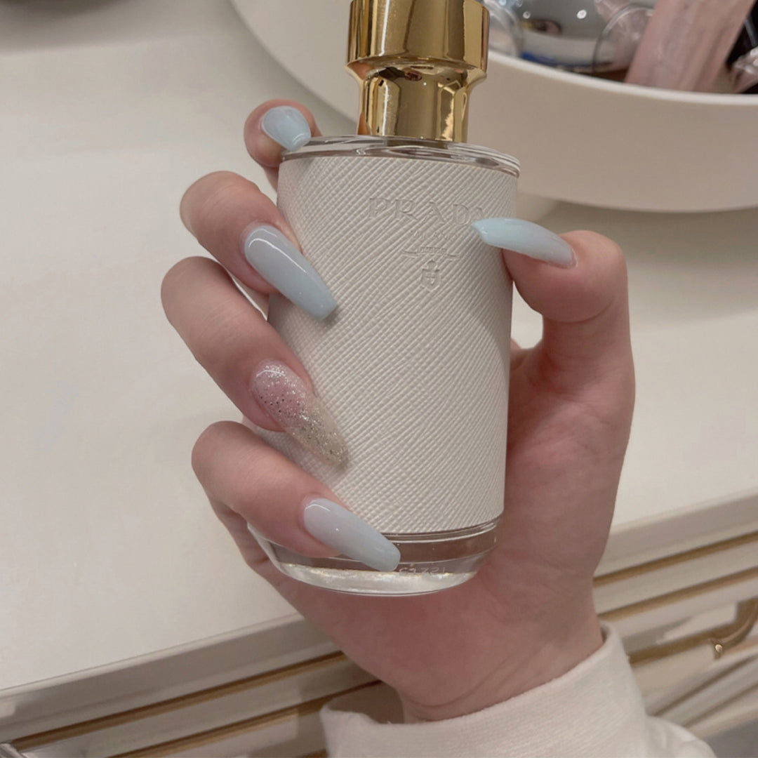Elegant Nail Art with Glamorous Effects Stornfield