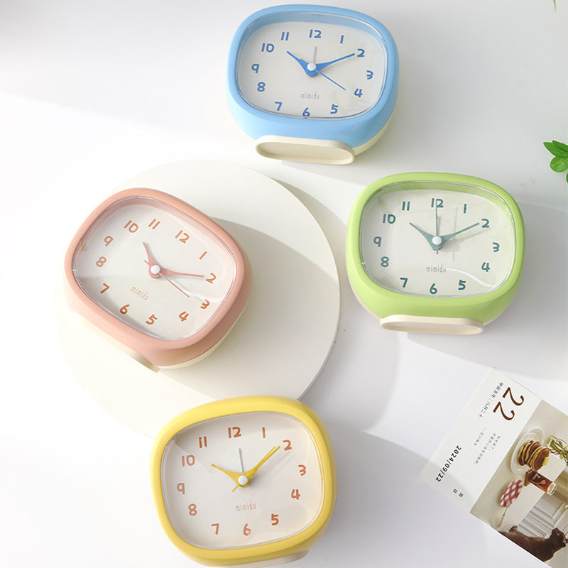 Table Clock in Modern Retro Design Stornfield