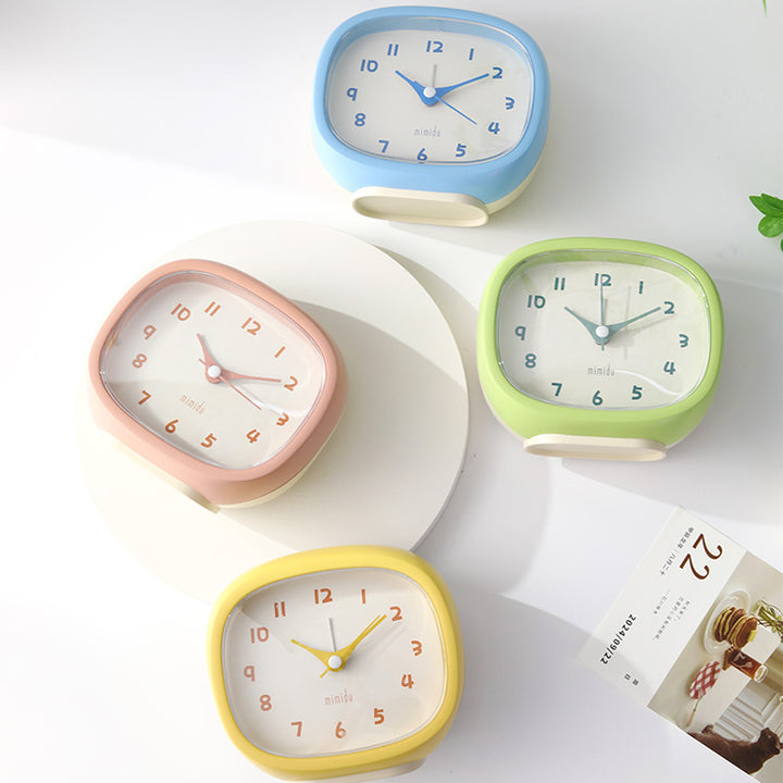 Table Clock in Modern Retro Design Stornfield