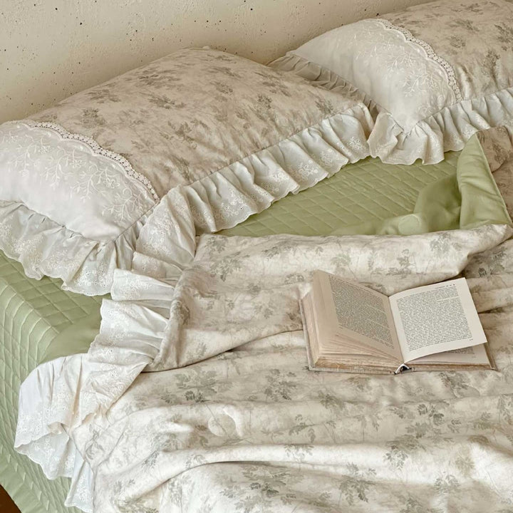 Romantic quilted bedspread and bedding set with ruffle and floral linen look