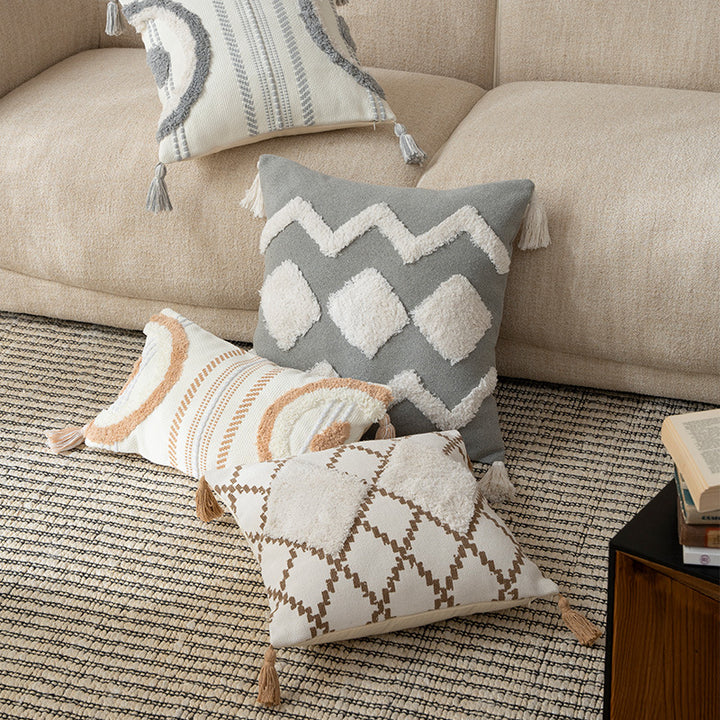 Square decorative cushion with boucle relief, zigzag and diamond pattern as well as tassels