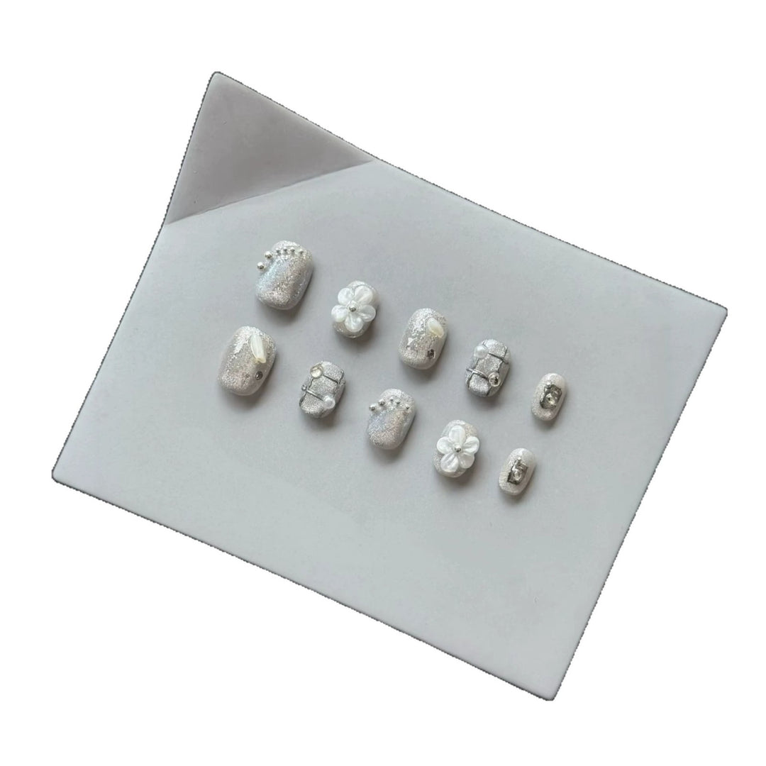 Elegant Press-On Nail Art Set with Sparkling Flower Designs