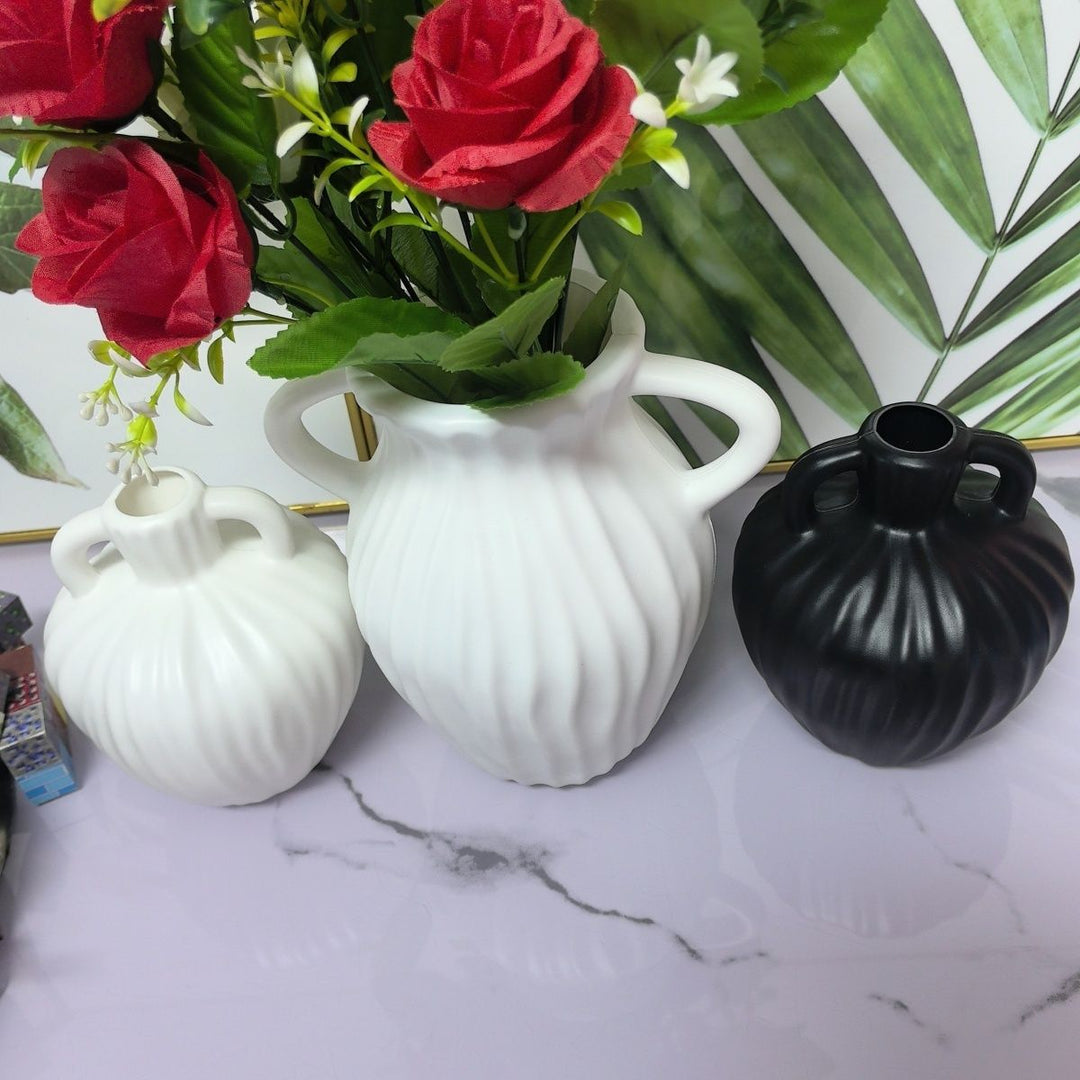 Elegant Ribbed Decorative Vase Stornfeild