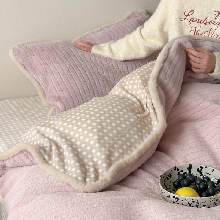 Quilted plush bedding set with ribbed velvet structure and contrasting piping