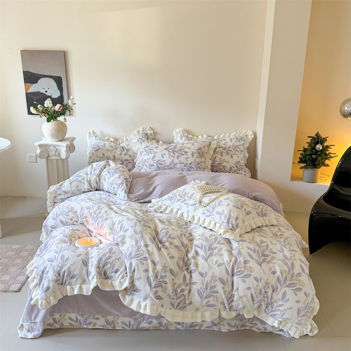 Bedding set made of soft cotton muslin with ruffle, quilted blanket and decorative pillowcases