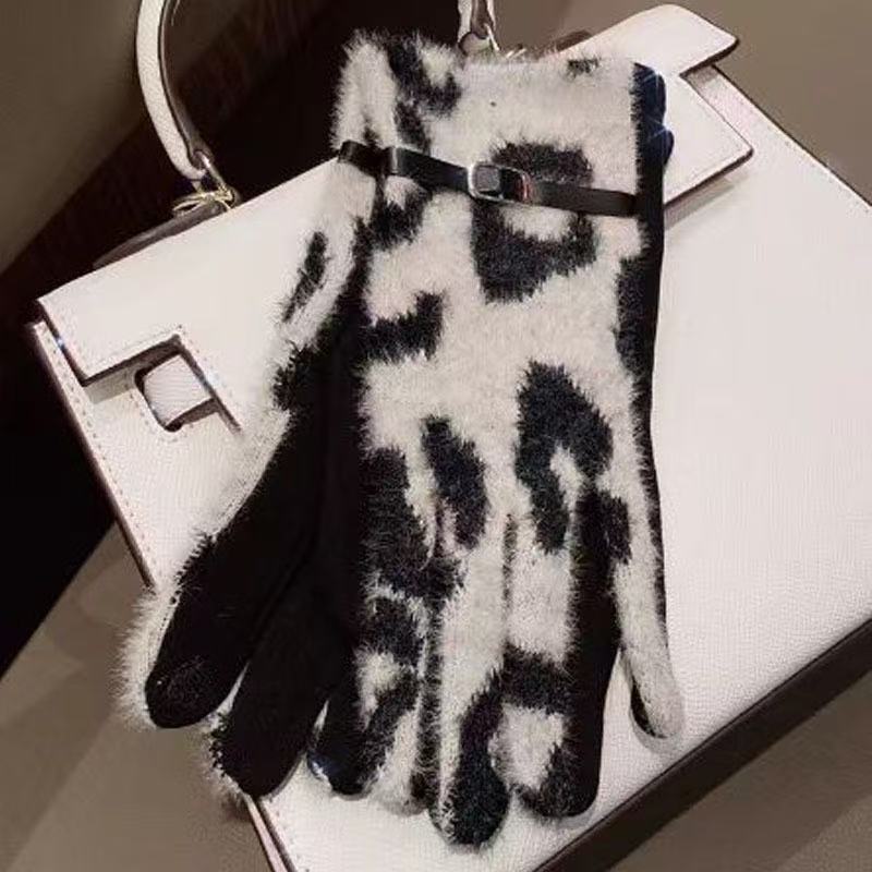 Elegant Leopard Print Touchscreen Gloves Stornfield