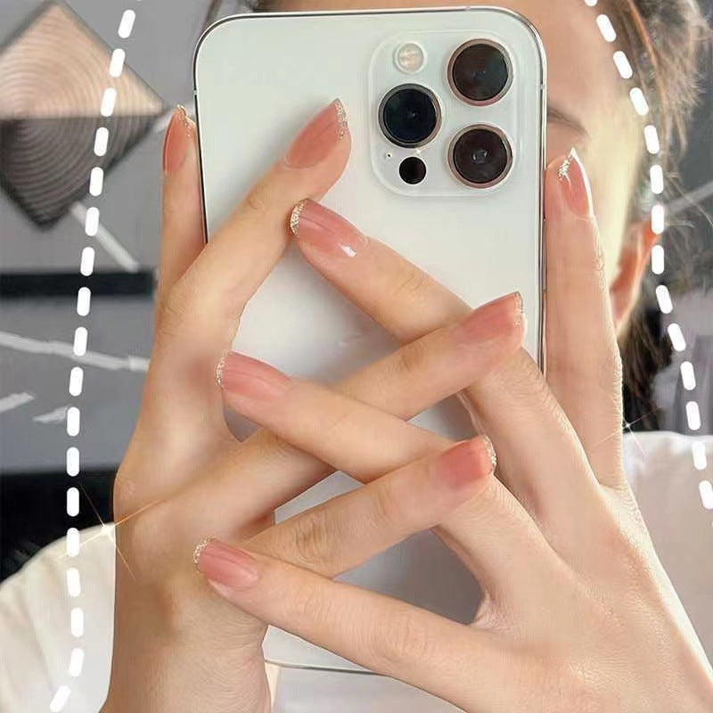 Elegant and shimmering nail art Stornfield