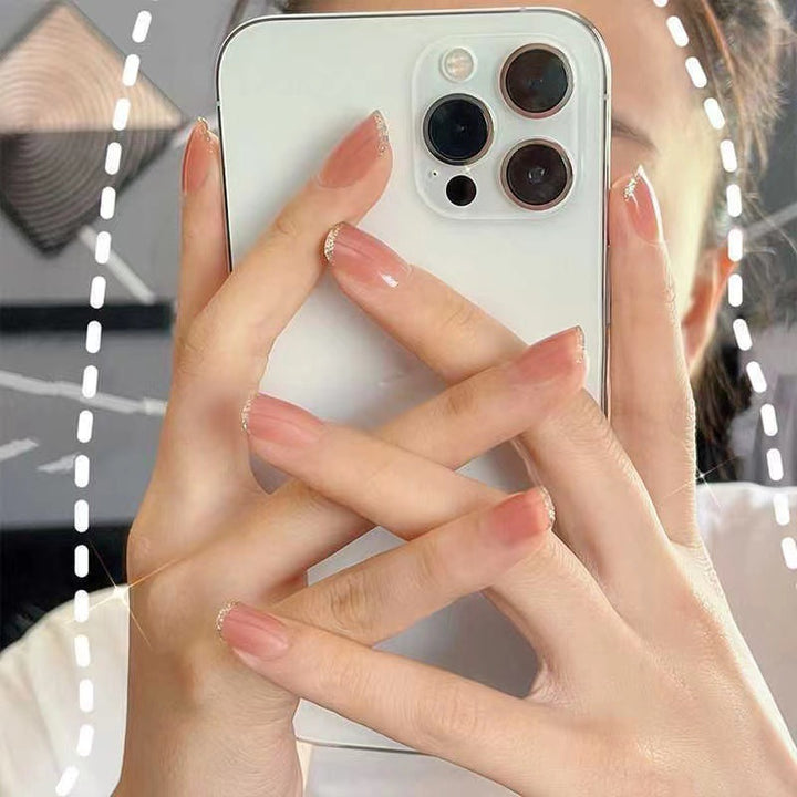 Elegant and shimmering nail art Stornfield