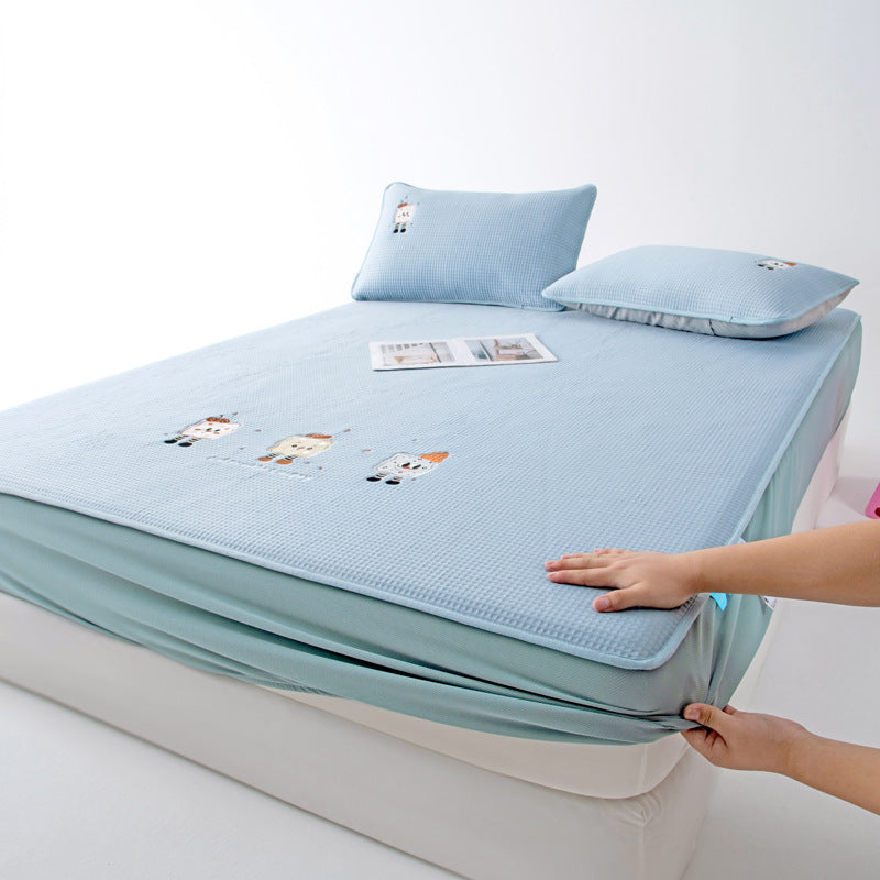 Children's mattress topper with non-slip underside, breathable waffle structure & embroidered animal motifs