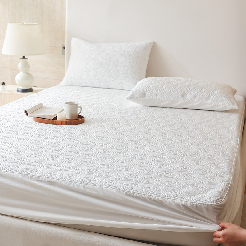 Padded mattress protector with elastic all-around rubber and quilted floral pattern